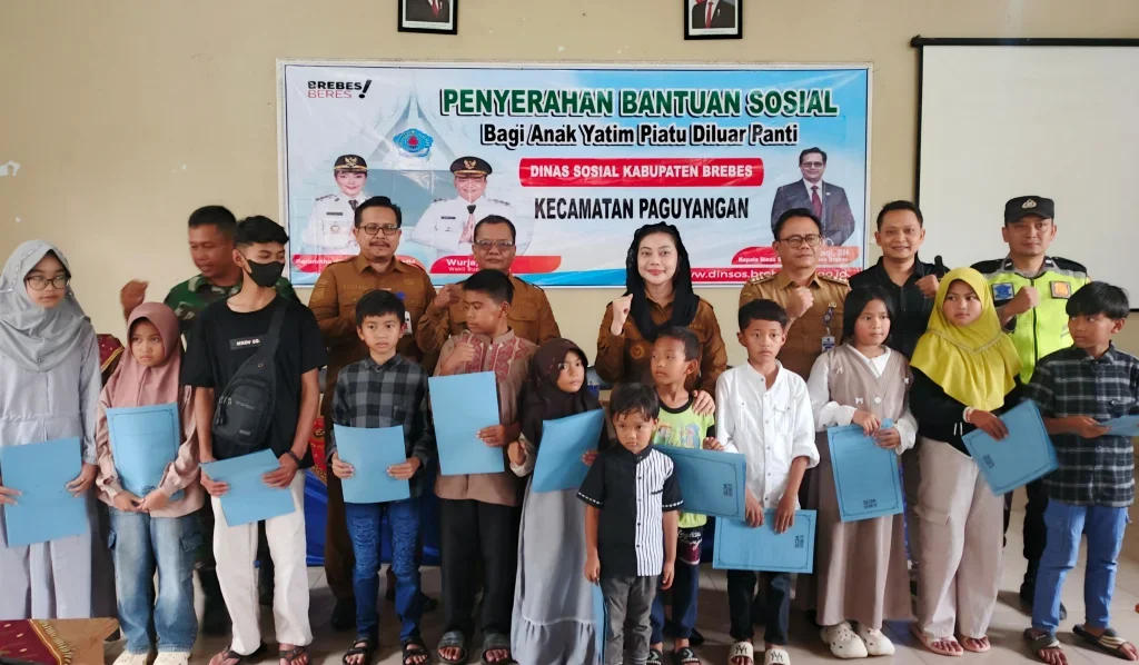 Bupati Brebes Pesan Anak Yatim Jangan Rendah Diri, 100 Anak di Paguyangan Terima Bansos