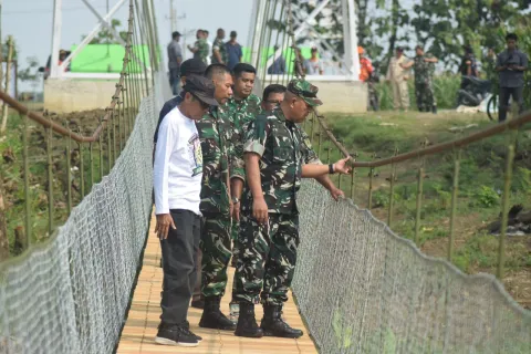 Tim Verifikasi Itjenad Tinjau Hasil Pembangunan Jembatan Gantung Garuda di Suradadi Tegal