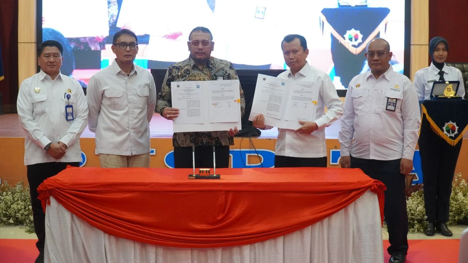 Wali Kota Tegal, Dedy Yon Supriyono, bersama Kepala Pusat Pengembangan SDM Perhubungan Darat, Bambang Siswoyo, menunjukkan naskah perjanjian kerja sama, Sabtu 23 Mei 2026.