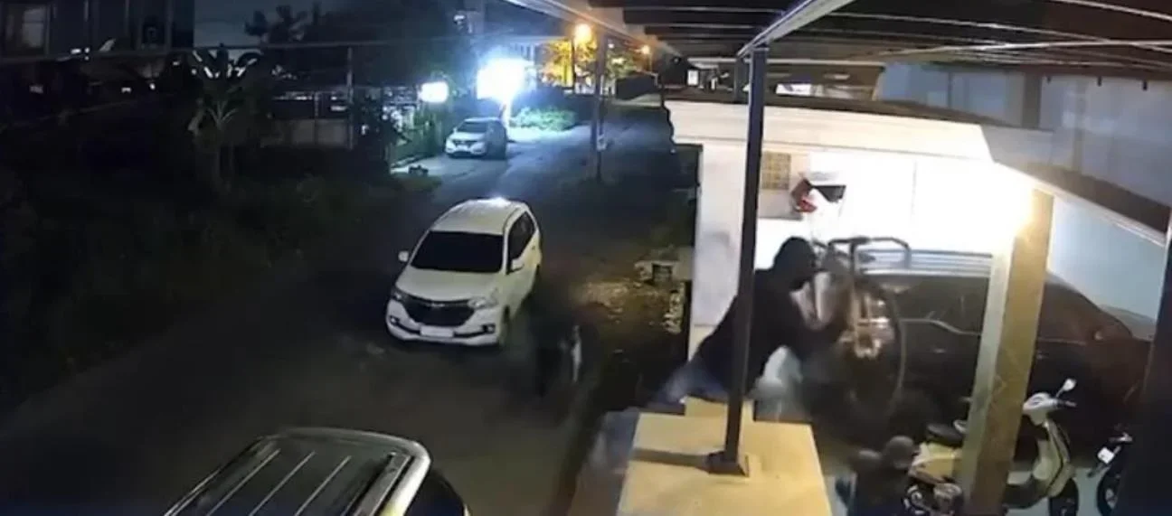 Rekaman CCTV yang memperlihatkan aksi pencurian sepeda di rumah Kepala DPP Kendal. (edhot)