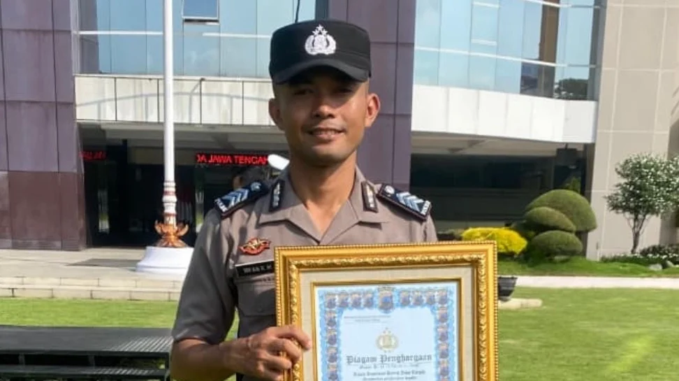 Brigpol Irfan Rizqi Mulyawan, anggota Humas Polres Tegal, meraih penghargaan dari Polda Jawa Tengah pada Senin, 11 Mei 2026.