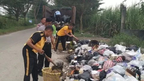 Sinergi Polsek Pangkah, DLH, dan Pemdes Kendalserut Bersihkan Sampah Liar di Jalingkos