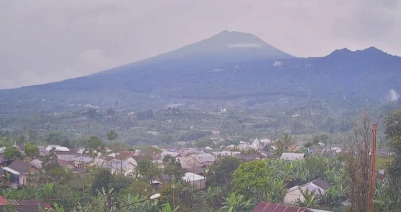 Gunung Slamet terlihat jelas dari Pos Pengamatan Gunung Slamet di Desa Gambuan, Kecamatan Pulosari, Kabupaten Pemalang, Rabu 6 Mei 2026. (Dok) 