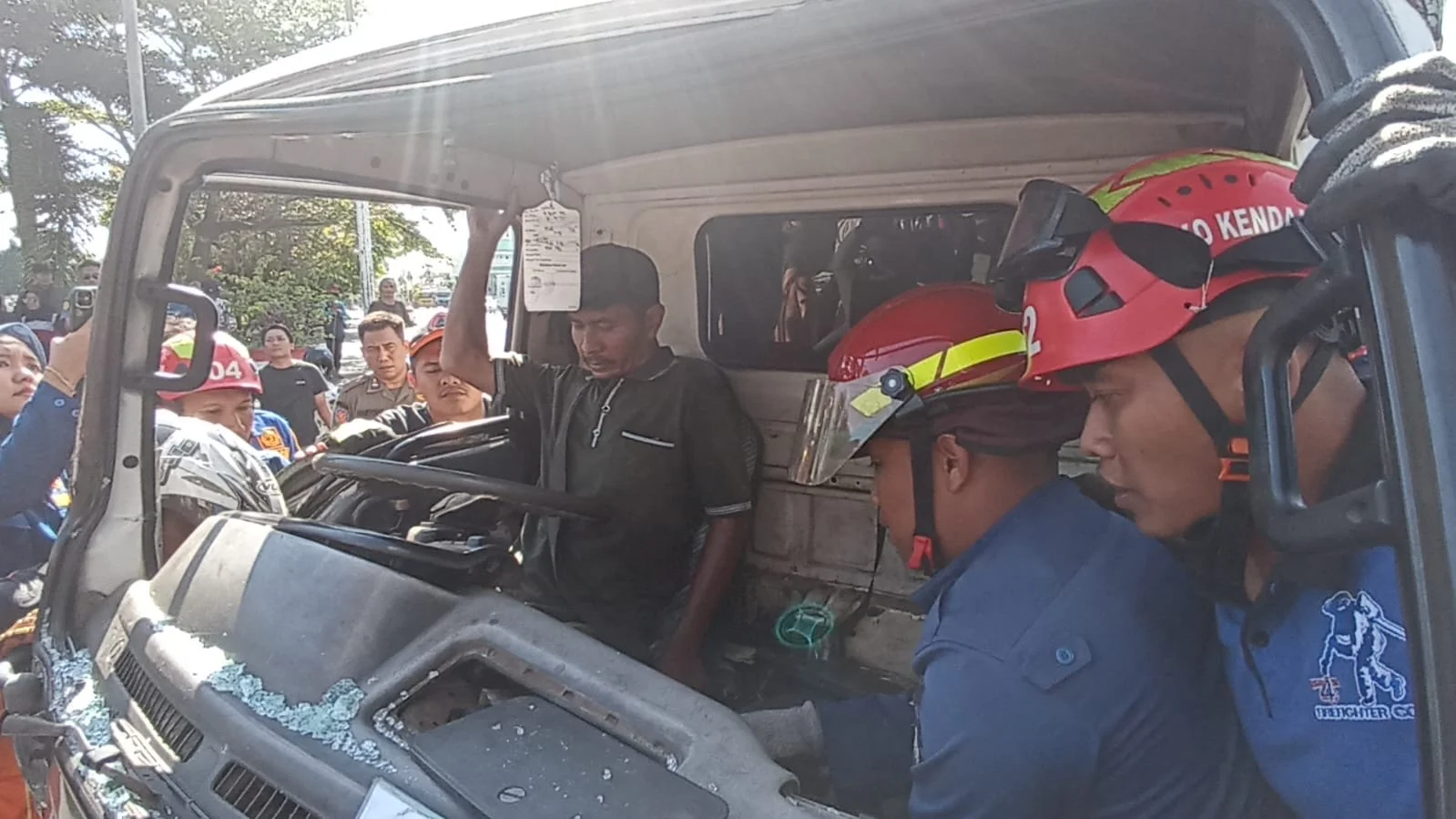 Sopir Truk Terjepit Kabin, Evakuasi Dramatis Warnai Kecelakaan di Pantura Kendal