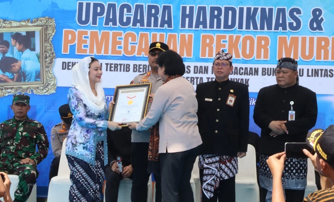 Bupati Brebes Paramitha Widya Kusuma menerima piagam rekor Muri setelah memecahkan rekor deklarasi serentak tertib berlalunlintas oleh 53.000 pelajar.