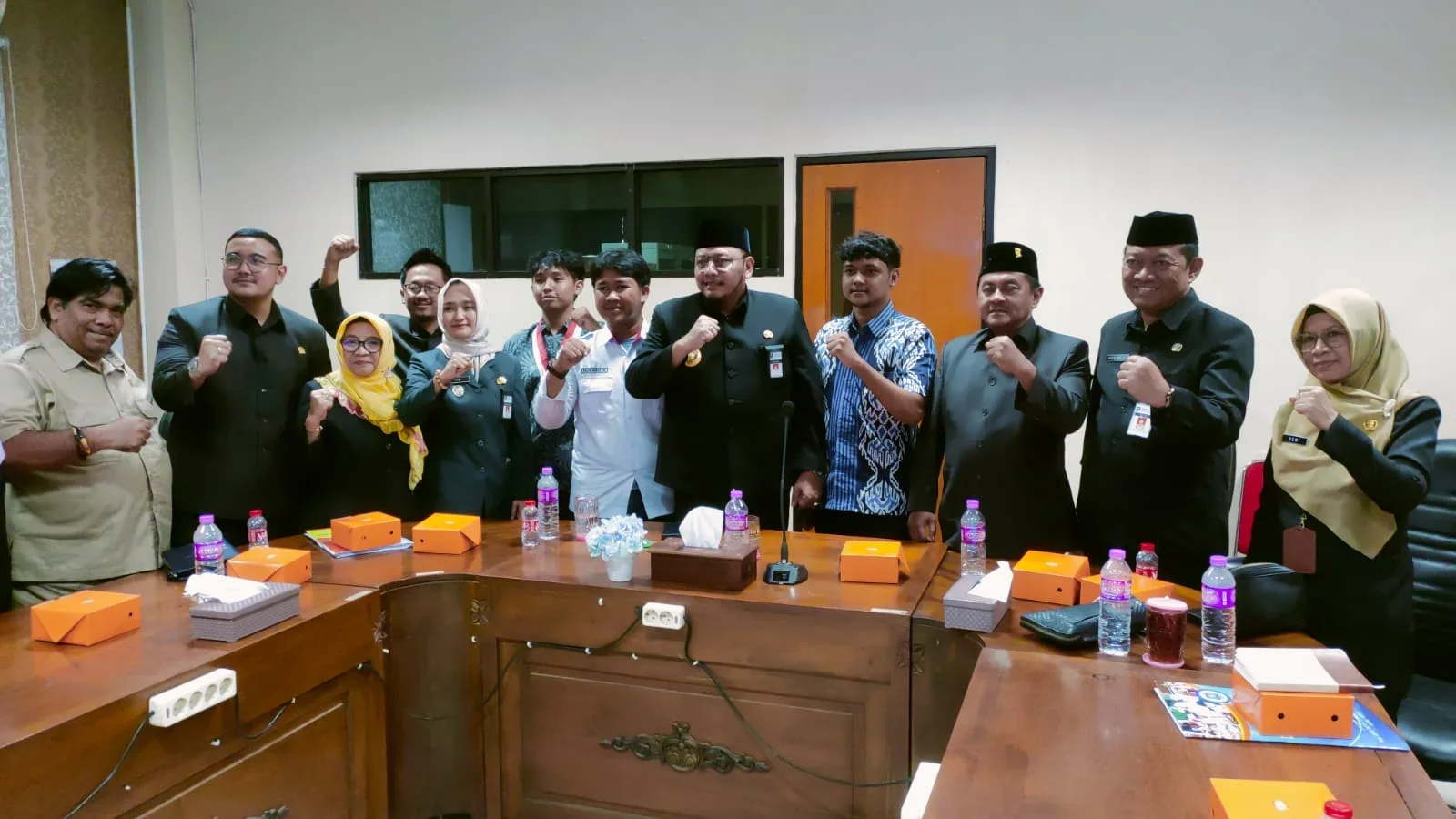 Perwakilan Aliansi Mahasiswa Tegal, berfoto bersama usai mengikuti audiensi bersama Pemerintah Kota dan DPRD Kota Tegal di Ruang Rapat Komisi I, Rabu 6 Mei 2026.