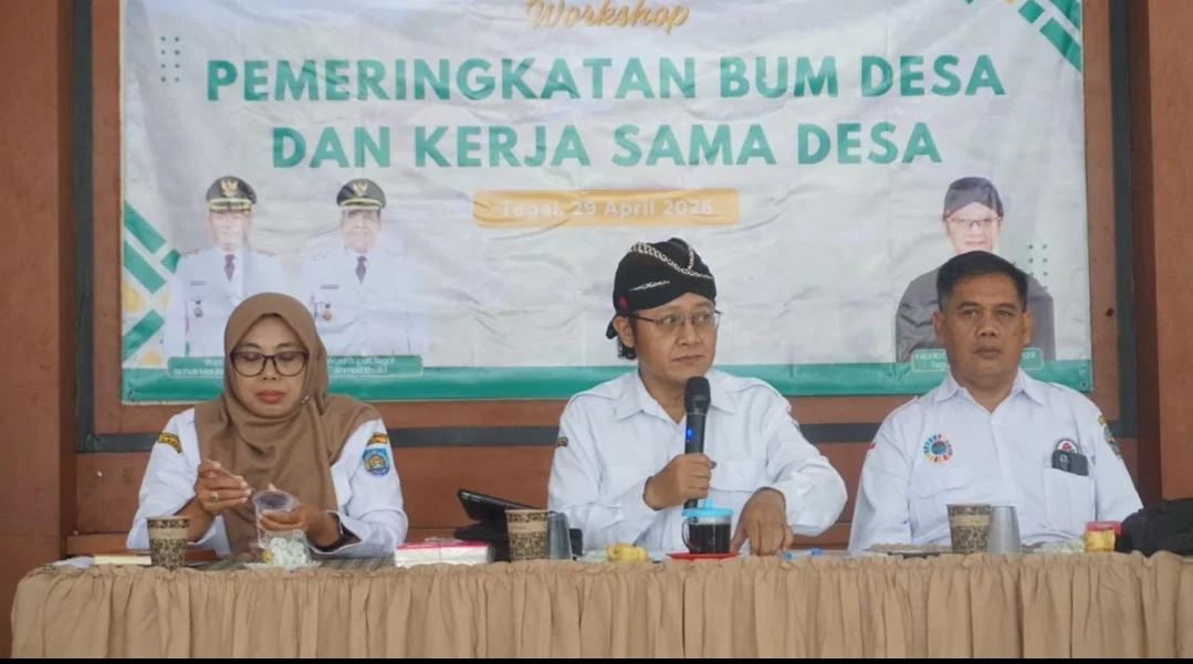Kepala Dispermades Kabupaten Tegal, Teguh Mulyadi memberikan pengarahan saat workshop Pemeringkatan Bum Desa dan Kerja Sama Desa, baru-baru ini. (Dok) 