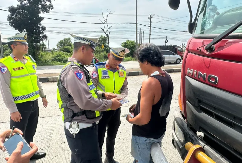 Bandel, Kendaraan Sumbu Tiga Kena Sanksi di Exit Tol Kandeman Batang