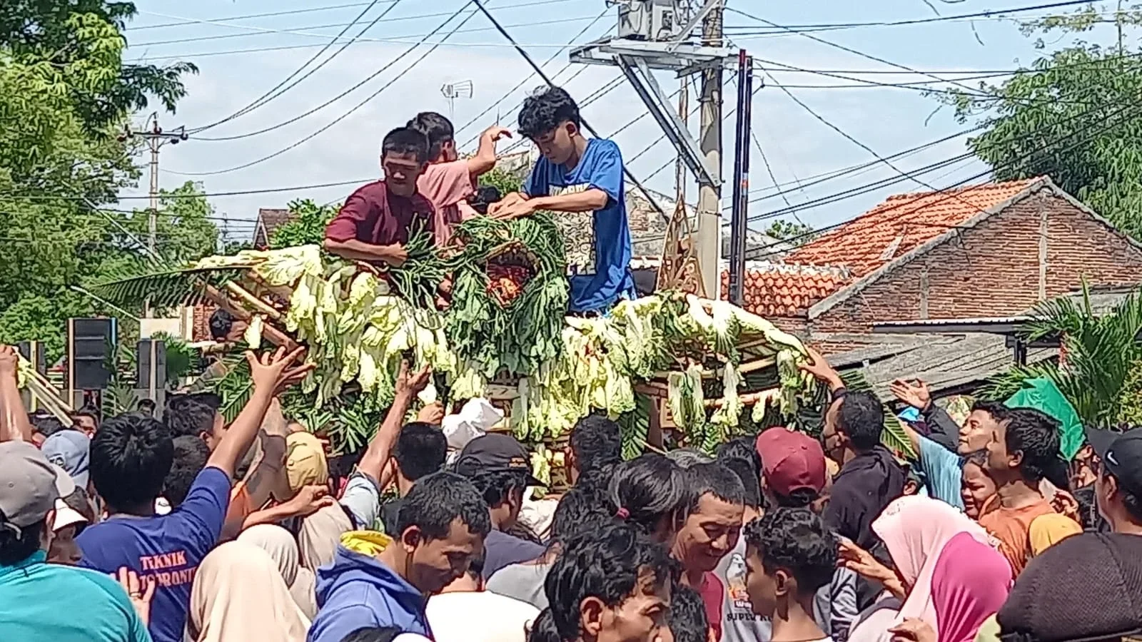 Berebut Gunungan Hasil Bumi