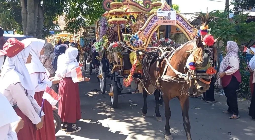 Warga menyambut arak-arakan Kirab Tombak Kyai Plered dari Rumah Dinas Bupati Tegal menuju Gedung Kabupaten Tegal, Senin, 18 Mei 2026.