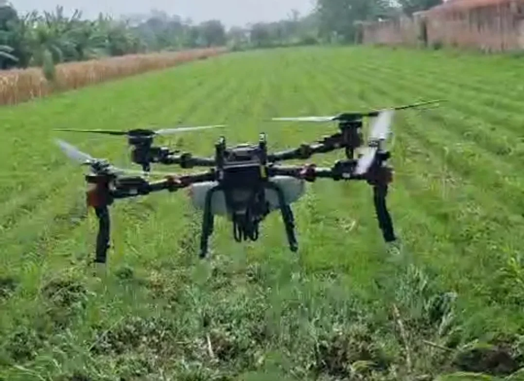 Drone beroperasi melakukan pemupukan lahan jagung d Desa Dukuh Sembung, Kecamatan Pangkah, Kabupaten Tegal, beberapa waktu lalu. (Dok) 