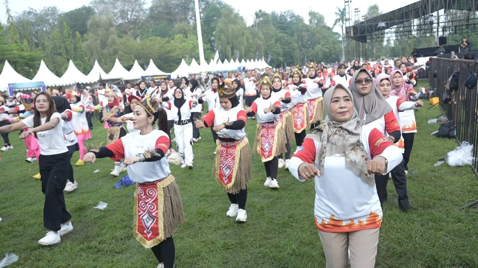 Ribuan warga dan Aparatur Sipil Negara (ASN) Kabupaten Tegal mengikuti senam bersama di Lapangan Pemkab Tegal, Jumat, 22 Mei 2026.