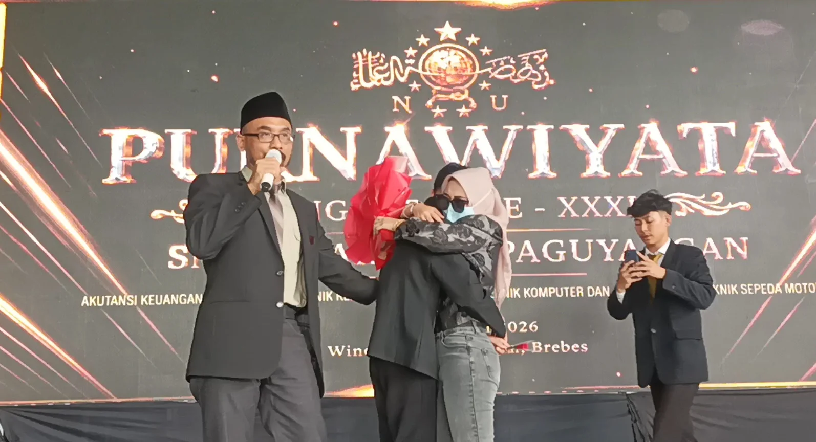 Momen Haru, Ibu TKI Pulang Diam-Diam Hadiri Wisuda Anak di SMK Ma’arif NU Paguyangan Brebes