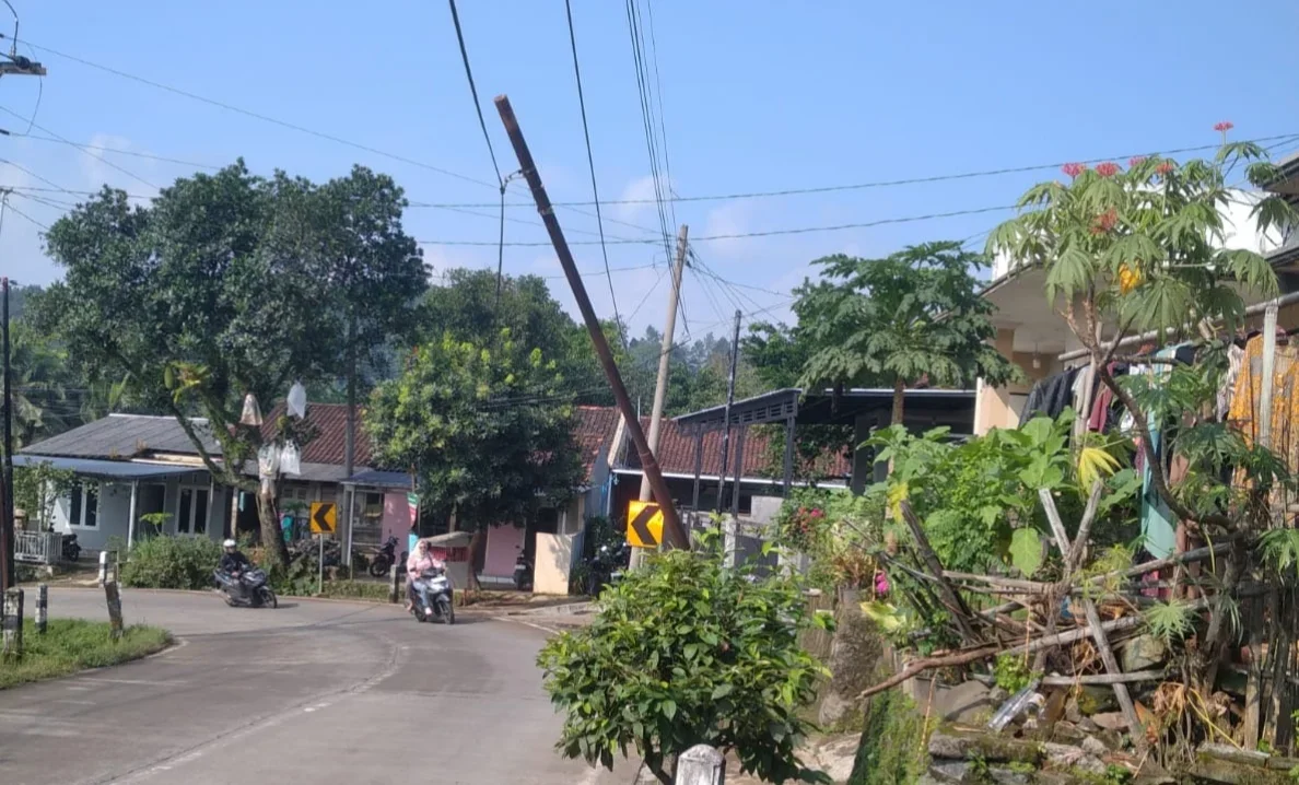 Tiang telekomunikasi di Jalan Jatinegara, Kecamatan Jatinegara, Kabupaten Tegal, miring yang membawakan penggunaan jalan, Rabu 6 Mei 2026. (Dok) 