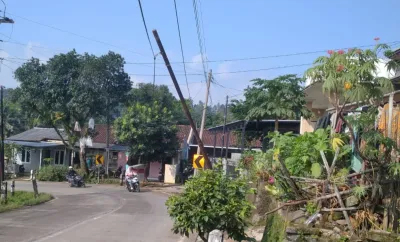 Ngeri, Tiang Telekomunikasi Hampir Roboh di Jalan Jatinegara