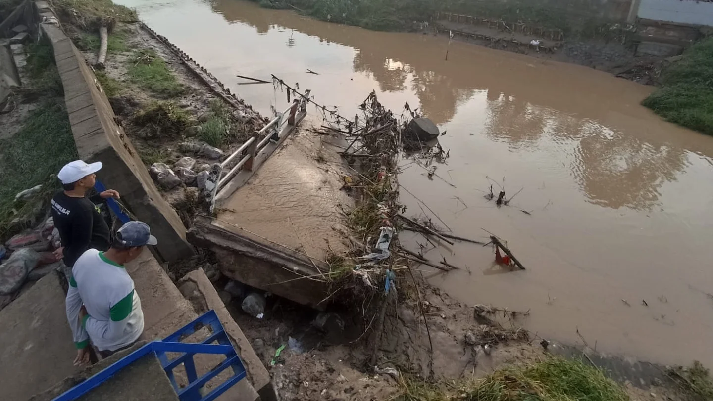 Kondisi jembatan yang terputus akibat banjir sungai Waridin. (edhot)