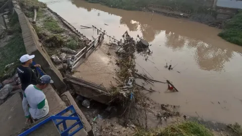 Banjir Sungai Waridin Kendal Putuskan Jembatan Antar Kecamatan, Warga Terancam