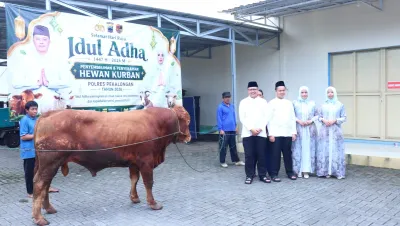 Polres Pekalongan Salurkan 7 Sapi dan 6 Kambing Kurban untuk Warga dan Ponpes