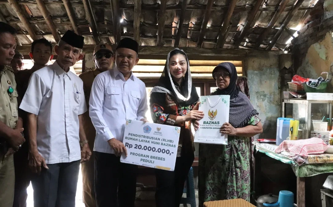 Bupati Brebes Paramitha Widya Kusuma menyerahkan bantuan RTLH langsung ke rumah penerima manfaat, kemarin.