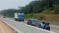 Motor Masuk Tol Lewat GT Kandeman Batang, Petugas Jasamarga Bergerak Cepat Amankan Pengendara