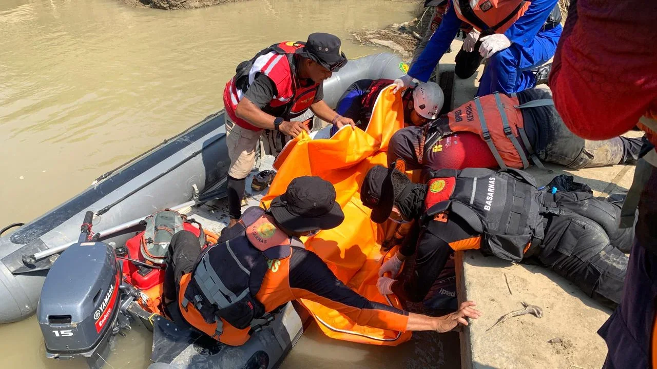 Tim SAR gabungan mengevakuasi jenasah petani yang tenggelam di sungai Bodri. (edhot)