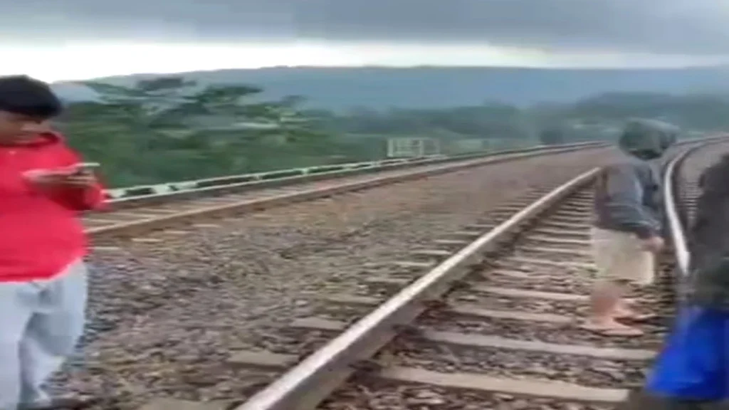 Tiga Remaja Tertemper Kereta di Jembatan Sakalibel Bumiayu, 1 Tewas