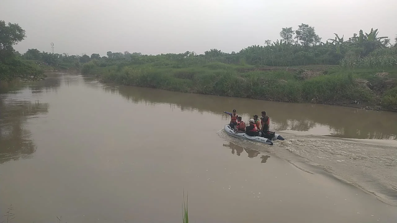 Tim SAR melakukan pencarian kakek yang diduga hanyut di sungai Bodri. (edhot)