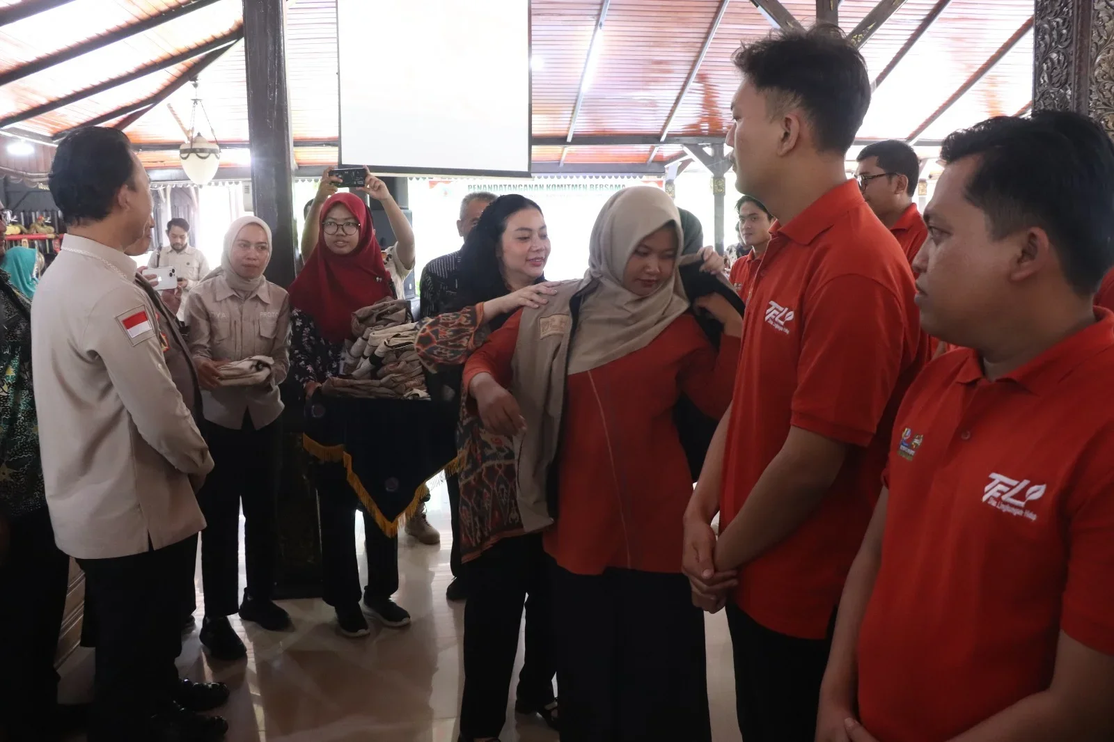 Bupati Brebes, Paramitha Widya Kusuma memakaikan rompi kepada peserta Gerakan Bestie dan Polisi Peduli Sampah, di Pendopo Brebes.