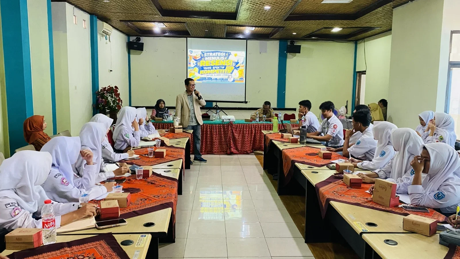  Sejumlah pelajar SMA mengikuti bimbingan teknis (bimtek) strategi menulis resensi yang efektif dan kompetitif di auditorium Disperpusip Kabupaten Tegal, Selasa, 5 Mei 2026.