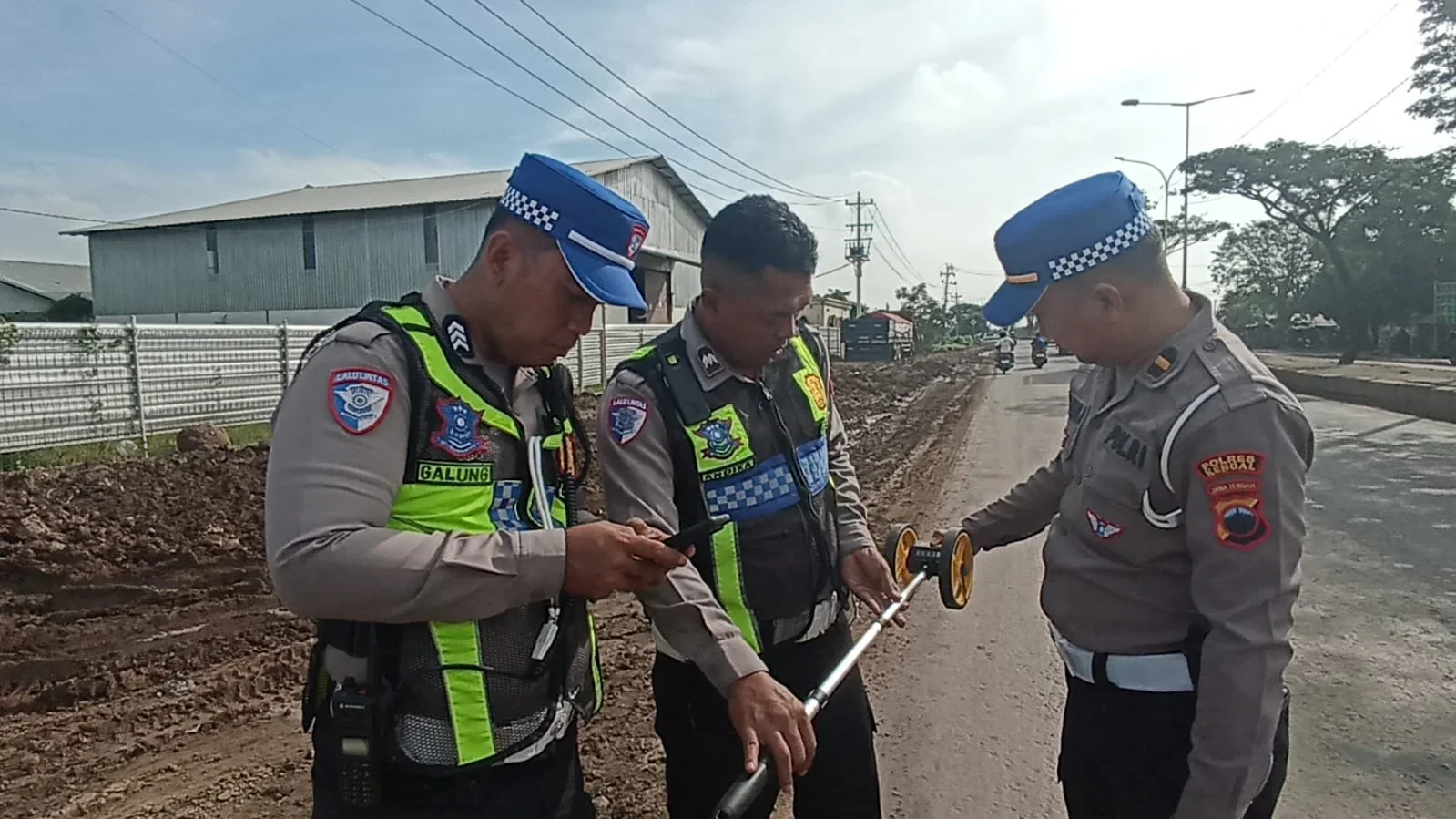 Jalan Berlumpur di Lingkar Kaliwungu kendal Picu Kecelakaan, Polisi Ancam Hentikan Proyek Urukan