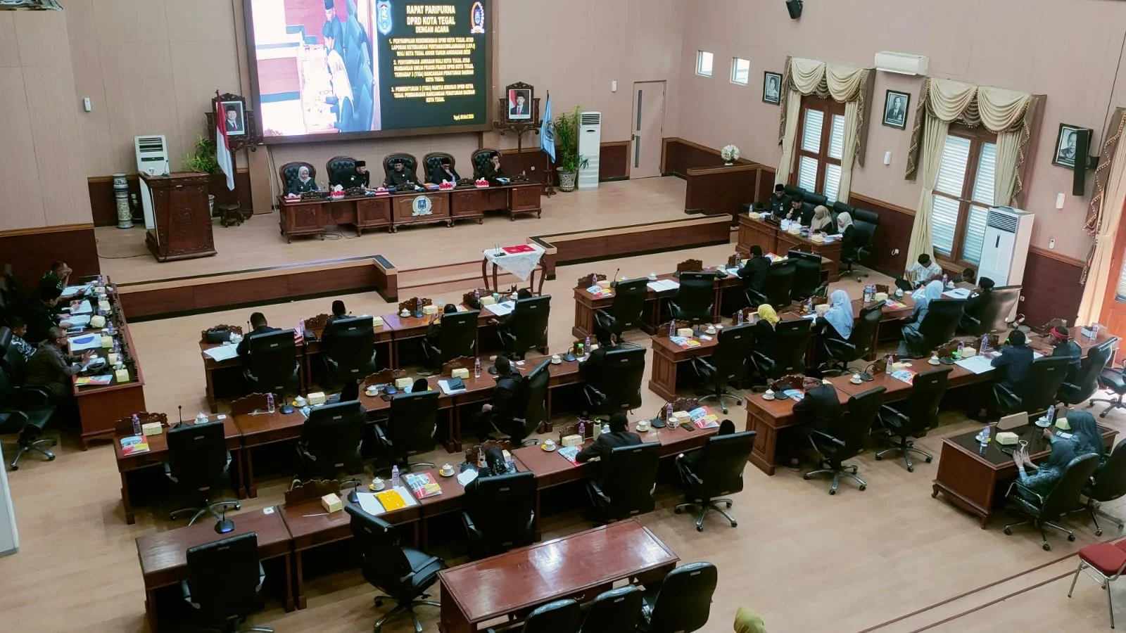 DPRD Kota Tegal menggelar rapat paripurna terkait menanggapi penyampaian rekomendasi DPRD atas LKPJ dan tiga Raperda usulan Pemkot Tegal, Rabu 6 Mei 2026.