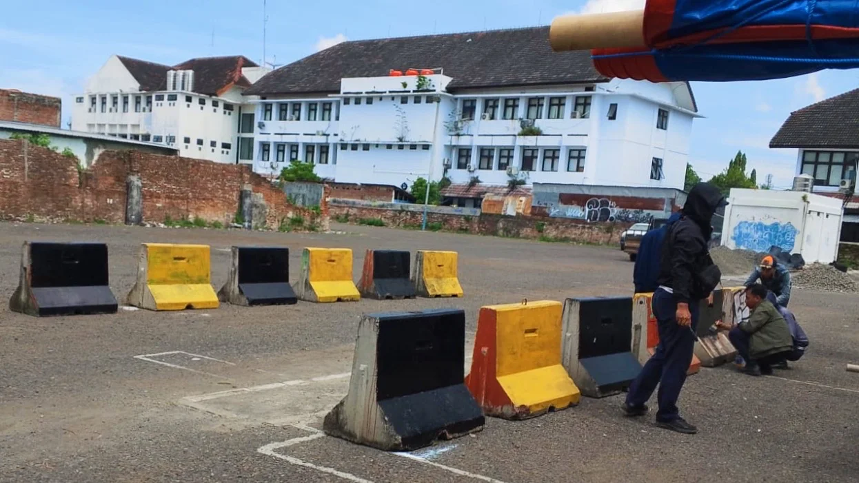 Sejumlah petugas menyiapkan Taman Parkir JTAB di kawasan Alun-alun Kota Tegal, yang akan dioperasikan Sabtu pagi 30 Mei 2026.