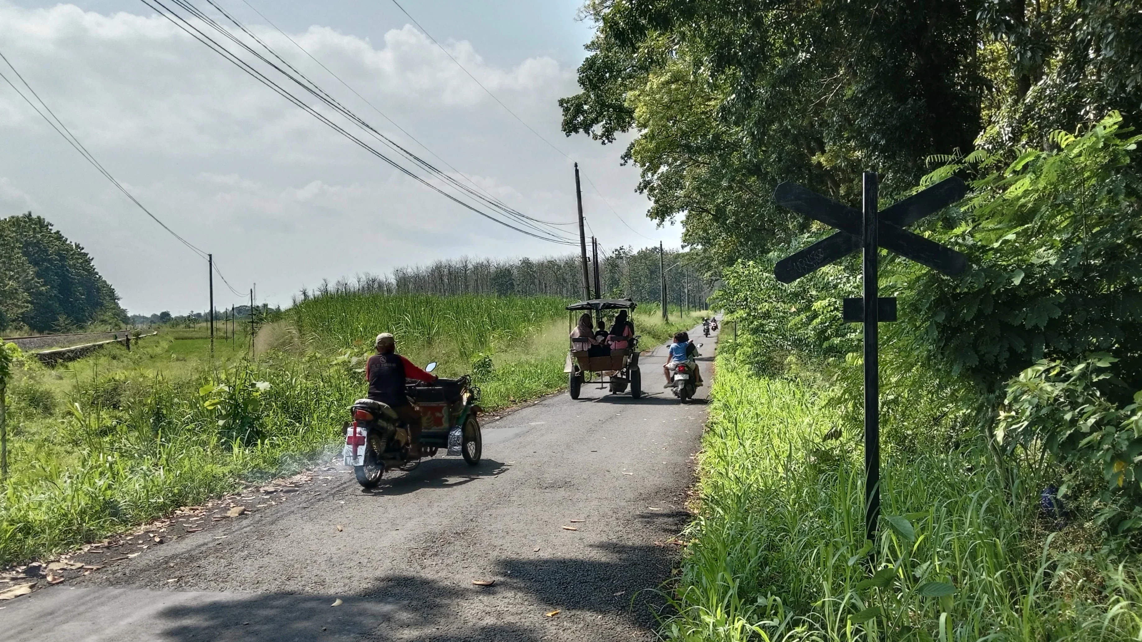 Salah satu jalur kereta api yang berada di wilayah Hutan KPH Balapulang yang kerap dijadikan Swafoto. (Dok).