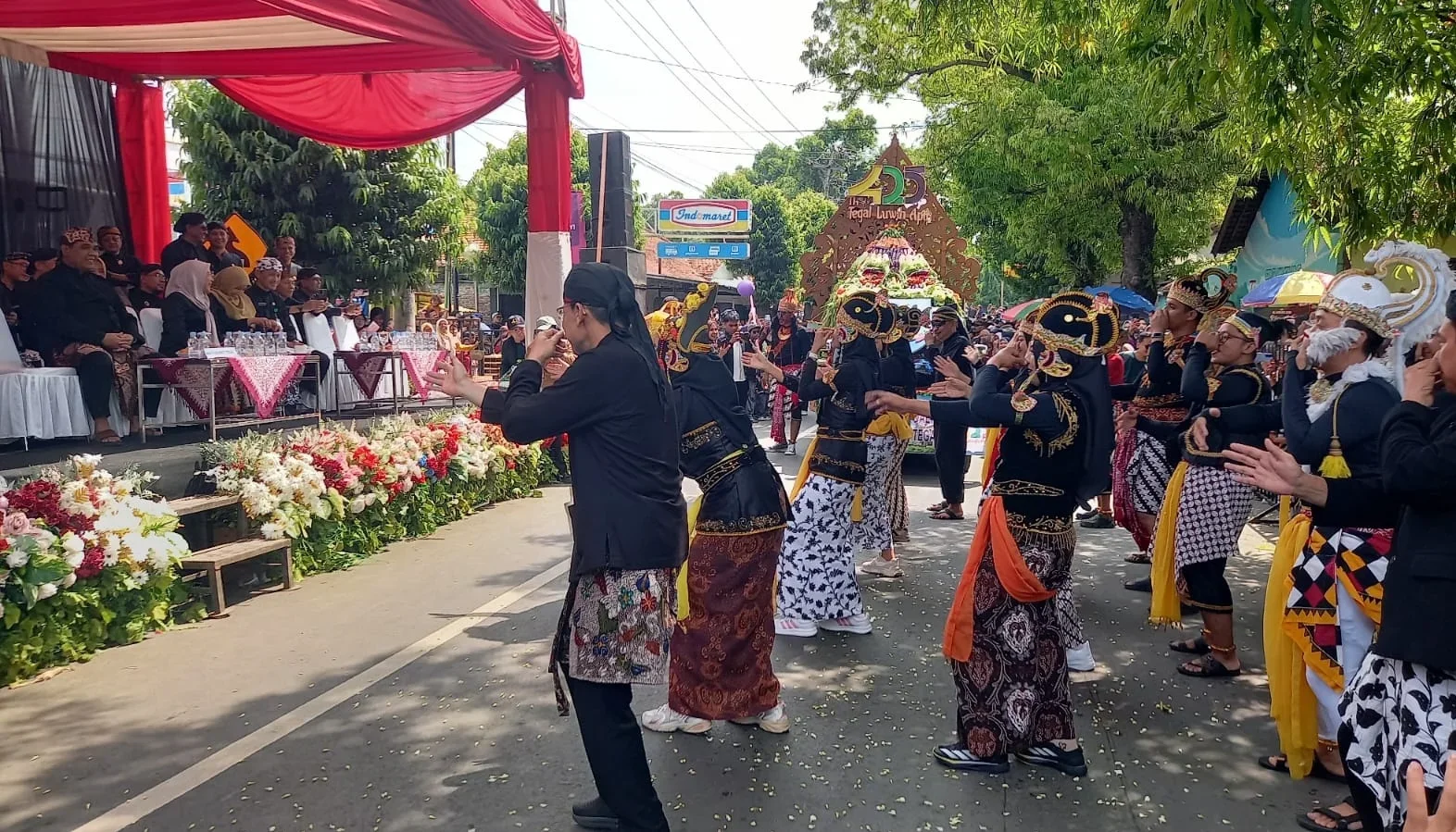 Perayaan Hari Jadi ke 425 Kabupaten Tegal, Kirab Tombak Kyai Plered Meriah, Warga Berebut Gunungan Hasil Bumi