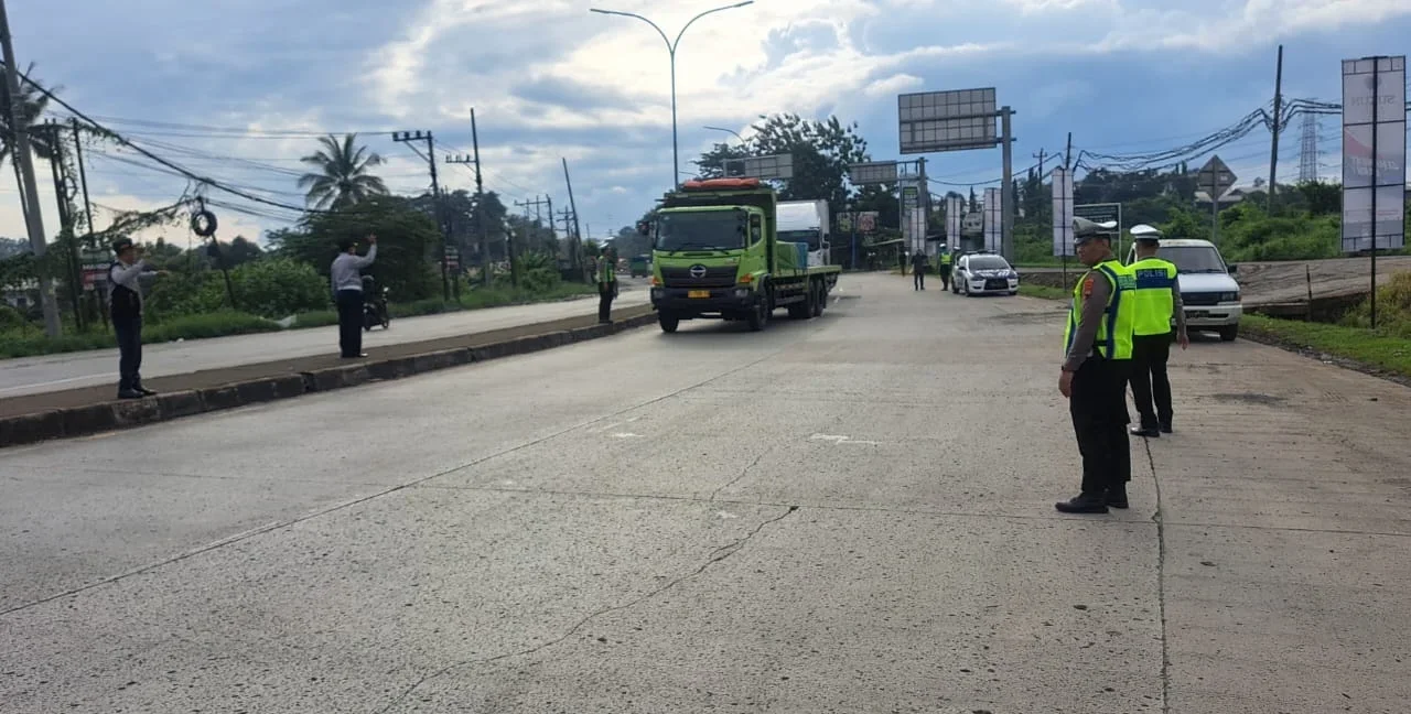 Satlantas Polres Batang Alihkan Kendaraan Sumbu Tiga dari Arah Timur Masuk Gerbang Tol Kandeman, Ada Apa?