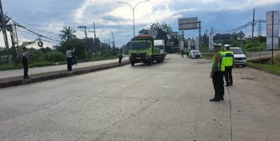 Satlantas Polres Batang Alihkan Kendaraan Sumbu Tiga dari Arah Timur Masuk Gerbang Tol Kandeman, Ada Apa?
