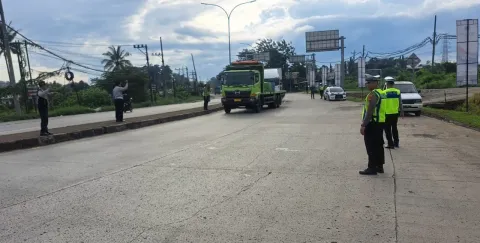 Satlantas Polres Batang Alihkan Kendaraan Sumbu Tiga dari Arah Timur Masuk Gerbang Tol Kandeman, Ada Apa?