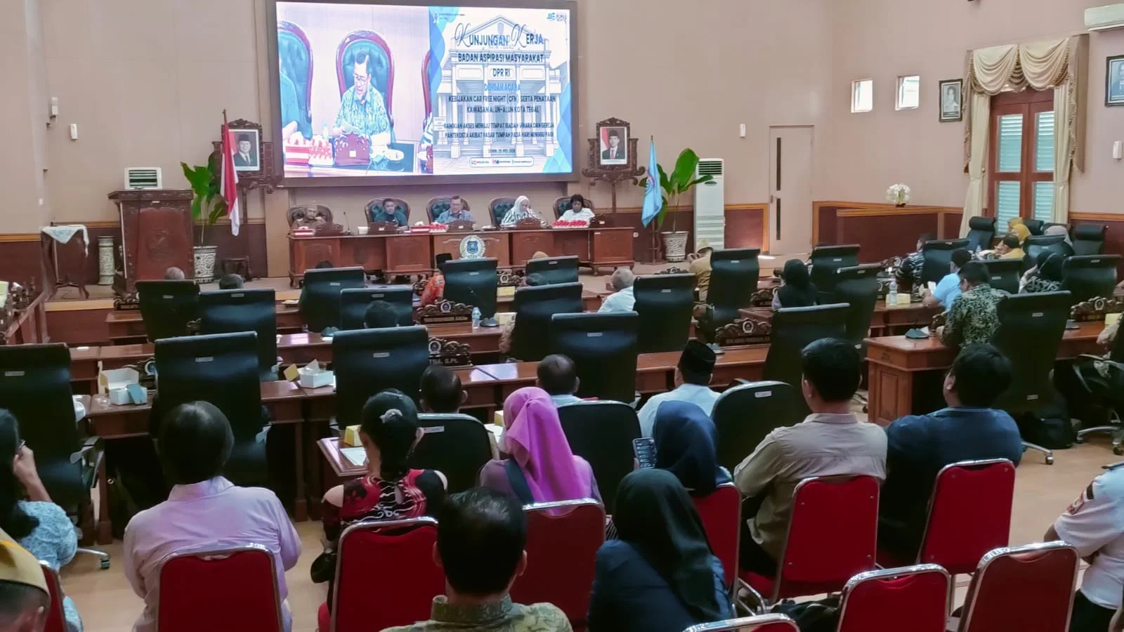 Kebijakan Car free night di Alun-alun Kota Tegal, dihapus dalam rapat bersama Badan Aspirasi Masyarakat DPR RI di Ruang Paripurna DPRD Kota Tegal, Senin 25 Mei 2026.