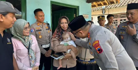 Polres Pekalongan Kawal Balita Penderita Bibir Sumbing Jalani Operasi di Jakarta