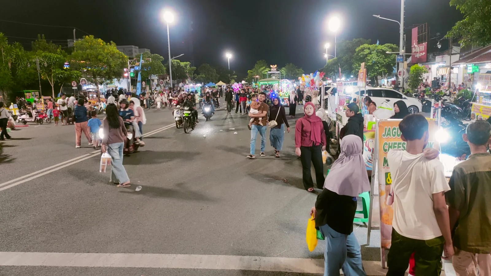 Aktivitas masyarakat di Jalan Pancasila, Kota Tegal, setelah jam operasional Car Free Night atau CFN, berakhir pada Sabtu 9 April 2026.