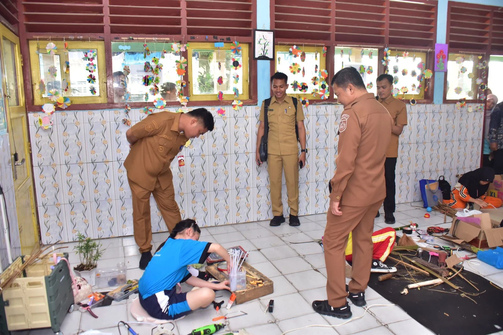 Bupati Tegal Ischak Maulana Rohman hadir membuka kegiatan Festival Lomba Seni dan Sastra Siswa Nasional (FLS3N) tingkat Kabupaten Tegal tahun 2026 di SMP Negeri 3 Margasari, Selasa, 5 Mei 2026.