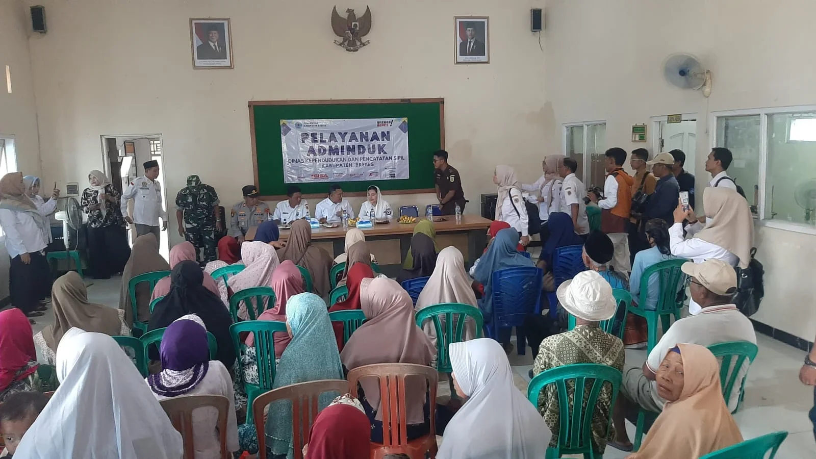 Petugas Disdukcapil Brebes tengah memberikan sosialisasi terkait layanan adminduk gratis di masyarakat tingkat desa, belum lama ini.
