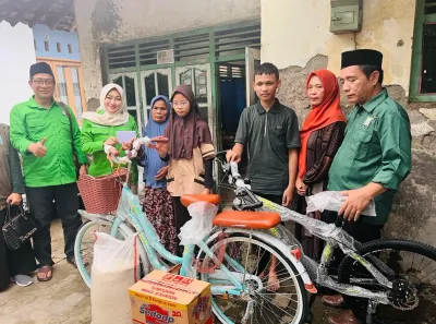 PKB Kabupaten Tegal Beri Bantuan Sepeda pada Dua Siswa yang Jalan Kaki 8 Km ke Sekolah Viral di Medsos