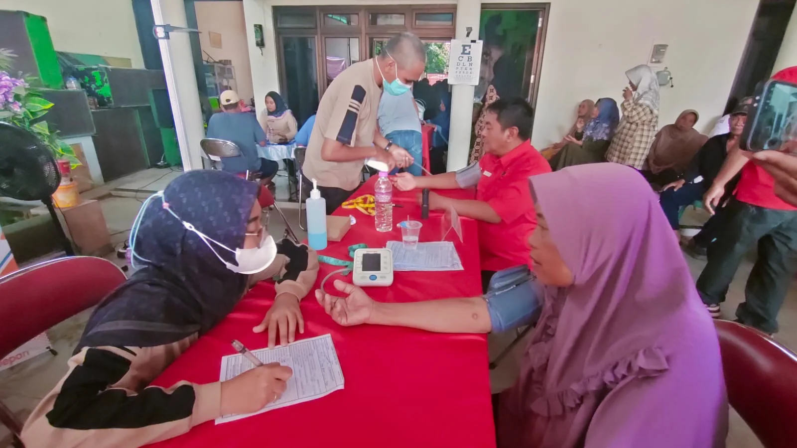 Antusias Tinggi, Warga Tegal Padati Layanan Kesehatan dan Dapur Marhaen PDIP