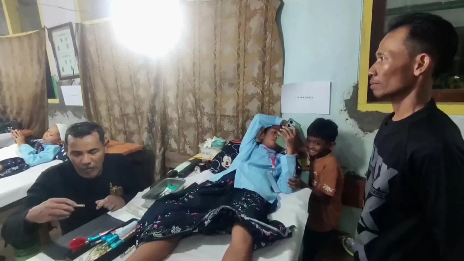 Khitanan massal memperingati hari raya iduladha di Masjid Agung kendal. (edhot)