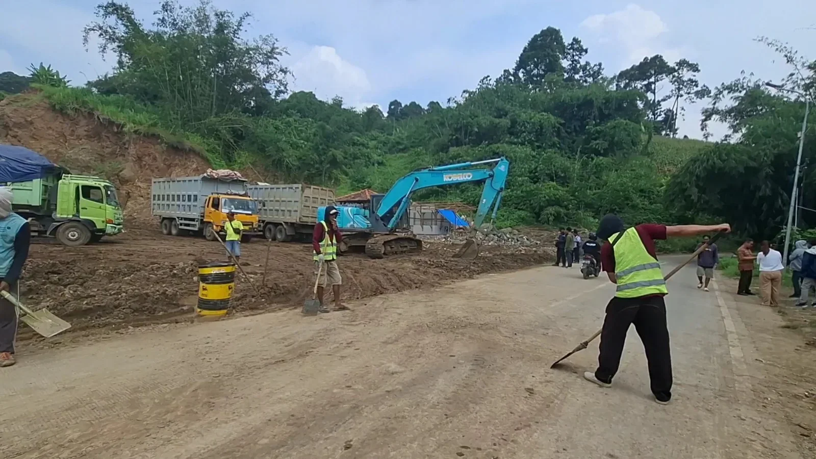 Jalan Licin Dikeluhkan Warga, Komisi C DPRD Kendal Sidak Pengerukan Tanah di Sepetek
