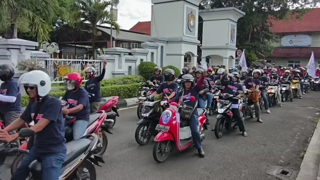 May Day di Kendal, Ratusan Buruh  Konvoi Damai, Polwan Berikan Bunga