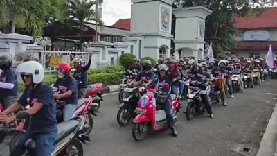 May Day di Kendal, Ratusan Buruh  Konvoi Damai, Polwan Berikan Bunga