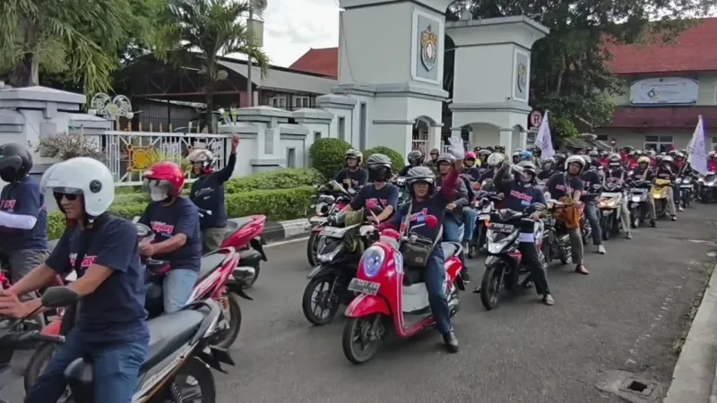 May Day di Kendal, Ratusan Buruh  Konvoi Damai, Polwan Berikan Bunga