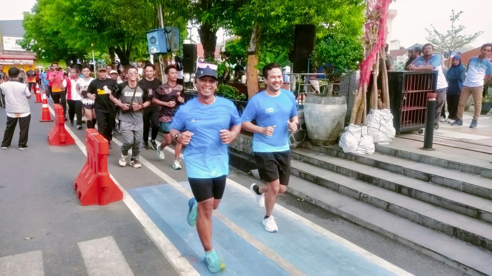 Sejumlah masyarakat dan ASN, mencoba lintasan lari di kawasan Alun-alun Kota Tegal, setelah diresmikan wali kota, Jumat 22 Mei 2026.